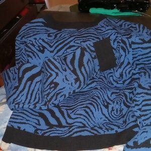 A pattern 3/4 sweater with long sleeves